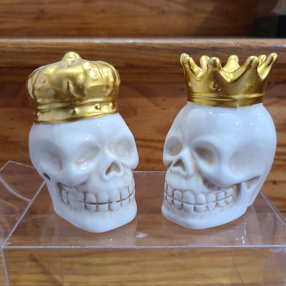 Haunted Manor Ceramic King Queen Skull Salt Pepper Shakers